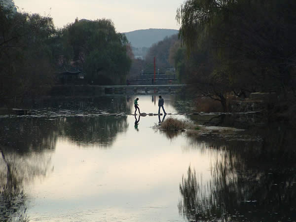 Crossing — © Polly Peterson (2008) / Flickr.com 