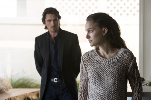 KoC-00133_R_CROP (l to r) Christian Bale stars as ‘Rick’ and Natalie Portman as ‘Elizabeth’ in Terrence Malick's drama KNIGHT OF CUPS, a Broad Green Pictures release. Credit: Melinda Sue Gordon / Broad Green Pictures