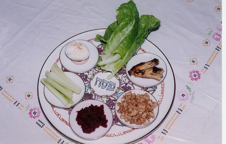 Seder Plate by Yoninah. CC license 3.0. Image via Wikimedia Commons.