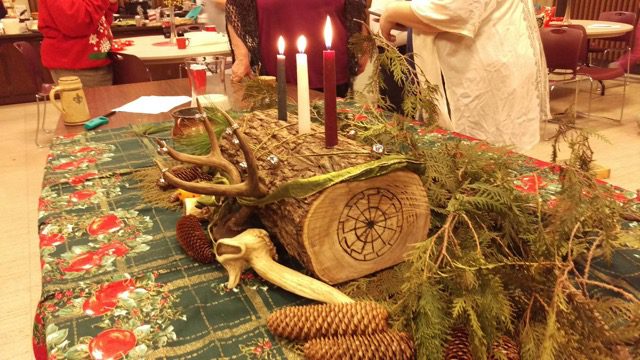 a traditional yule log with three candles