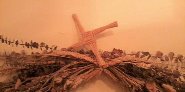 an equal-armed cross and wreath