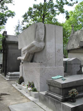 the tomb of oscar wilde photographed during the day