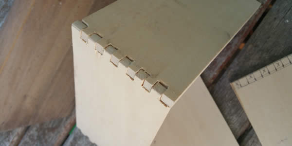 two edges of a wooden box joined by interlocking teeth