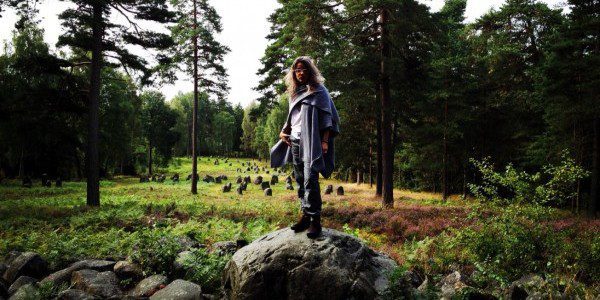 Roaming fearlessly at the stone circle in Hunn, Norway (Photo: Bent Søresen)