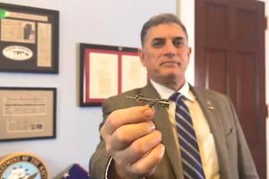 Were GOP Members of Congress Photographed Wearing AR-15 Pins?