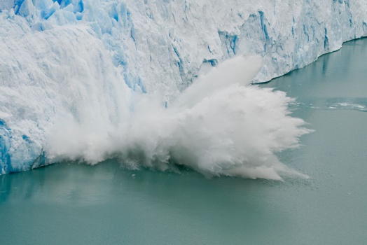 Image by Calyponte on Wikipedia of Large piece of ice collapses off of the edge of the Glacier Perito Moreno in Argentina