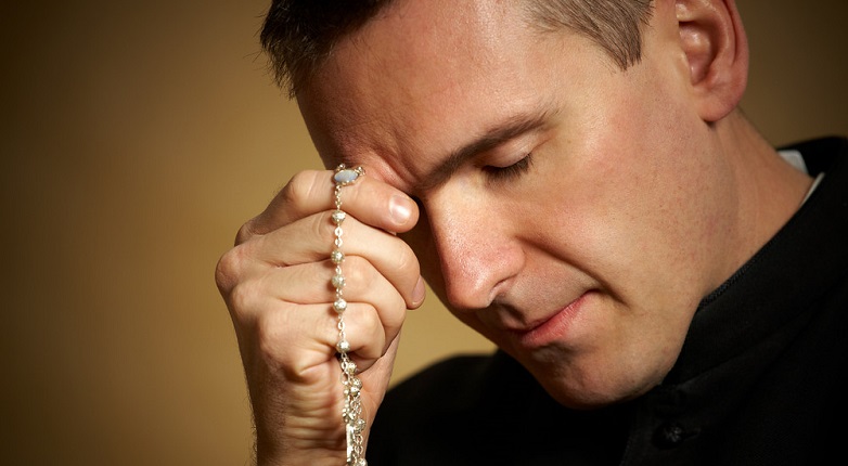 Is repetitive prayer a sin? Priest praying the rosary