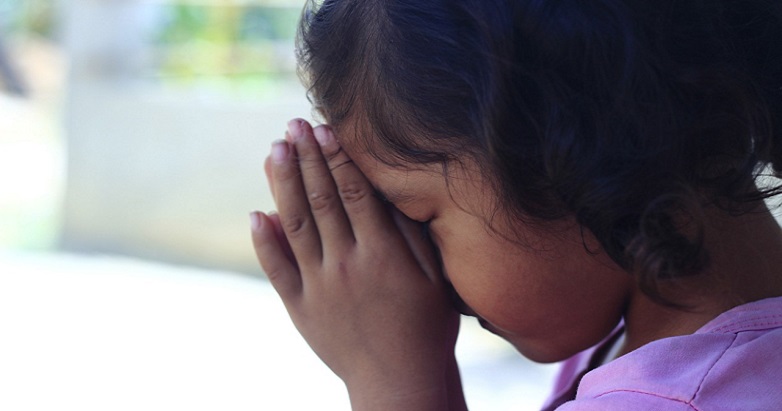 How to revive your prayer through Lectio Divina. Little girl praying