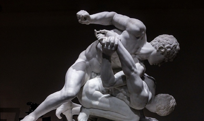 Statue of two men wrestling
