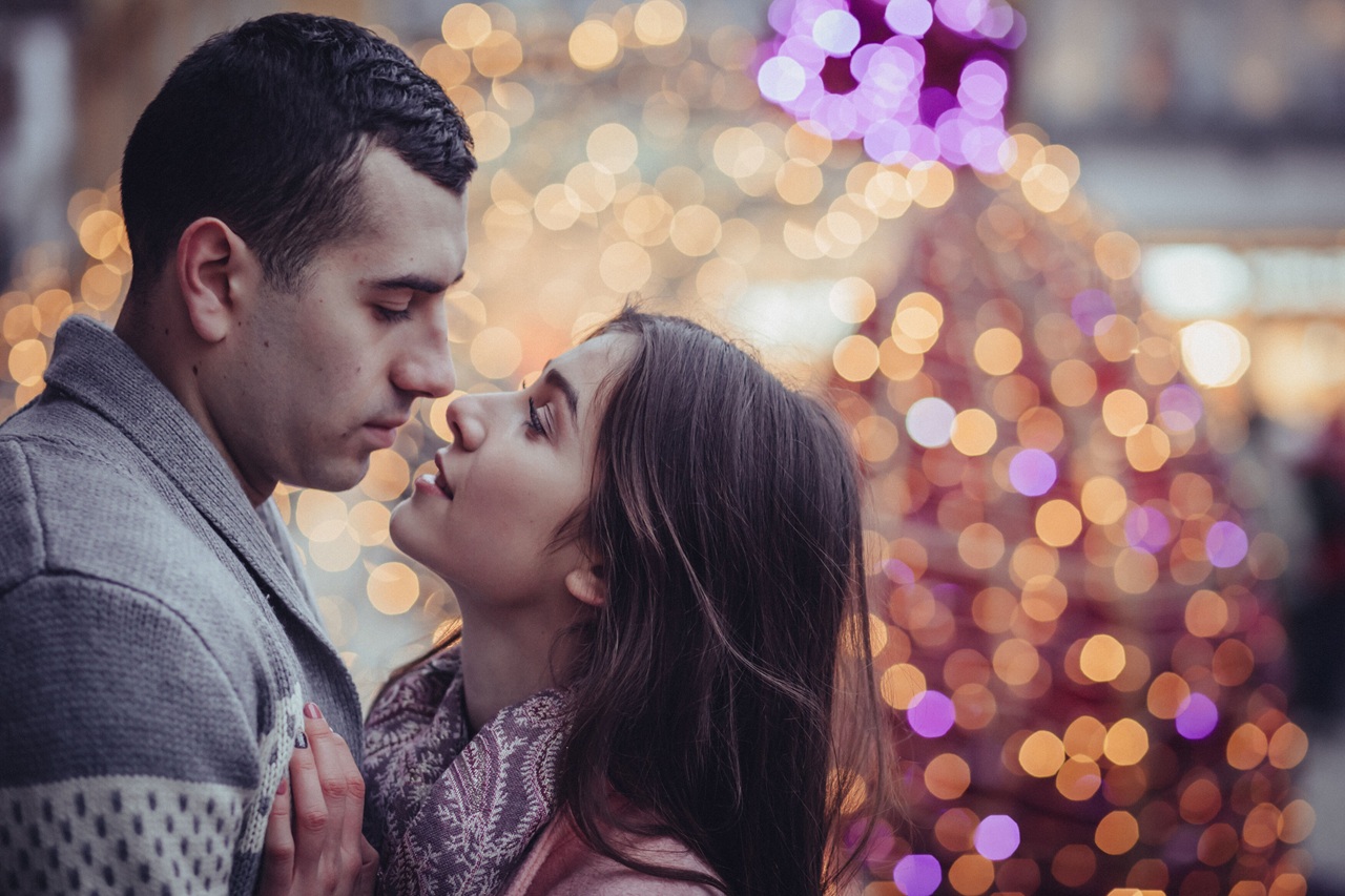 How Purity Culture Ruins a Fun Mistletoe Christmas Song