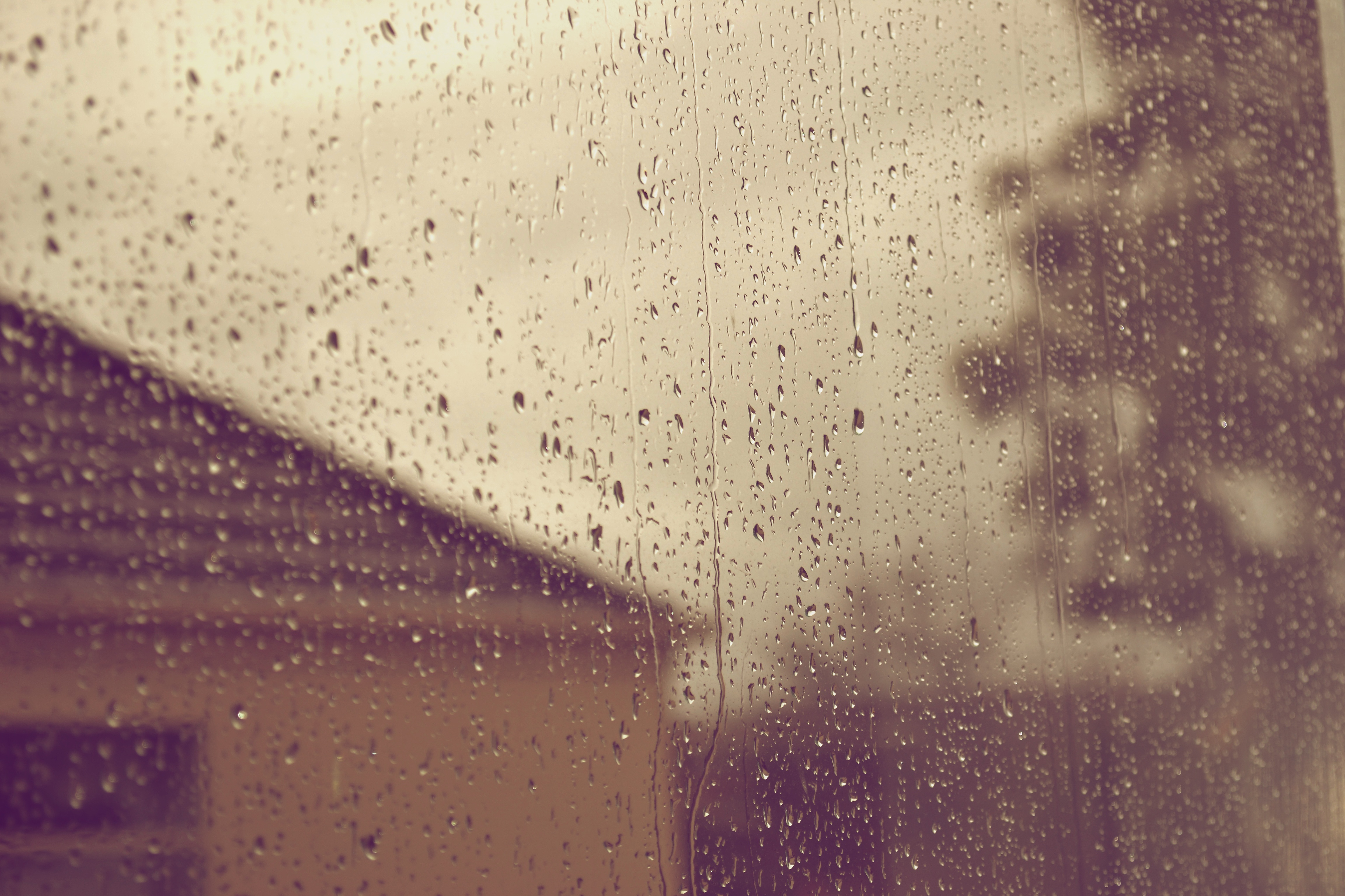 Обои на рабочий стол дождь за окном. Дождь в окне. Небольшой дождь. Капли дождя на окне картинки.
