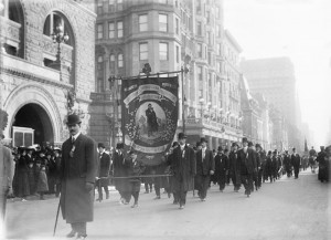 St._Patrick_Parade,_Fifth_Ave.,_New_York_1909