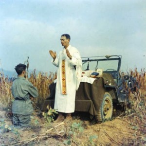 Father Emil Kapaun celebrates Mass on the battlefield.  (Photo: Wikimedia Commons)