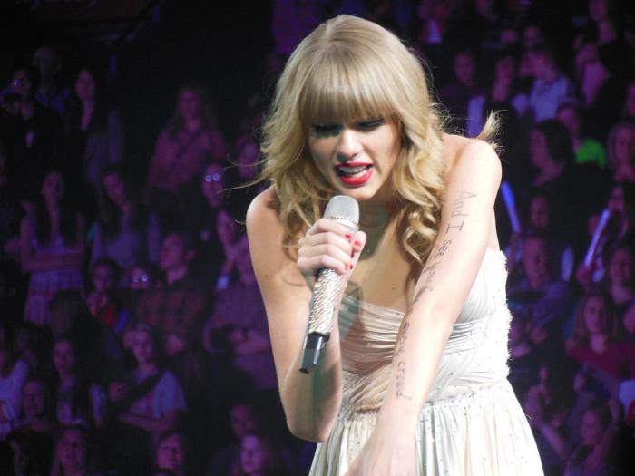 1024px-Taylor_Swift_-_Red_Tour_12