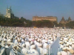 The vast, cheering crowds at Azad Maidan, in solidarity with Syedna Mufaddal Saifuddin (tus) (photo from Mumineen.org)