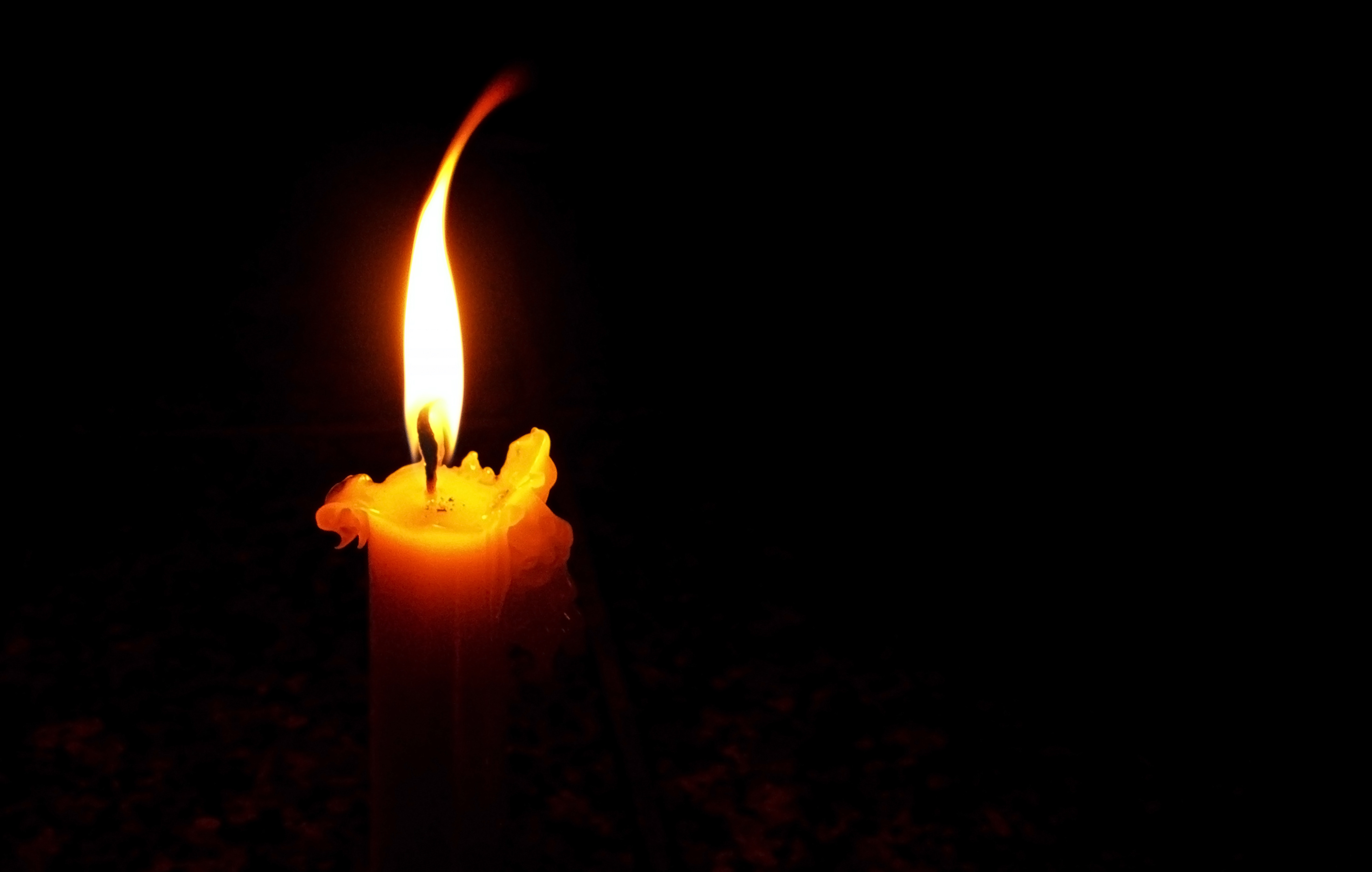 Свечка траурная. Свеча памяти. Траурная свеча. Свечка на черном фоне. Свеча на черном фоне.