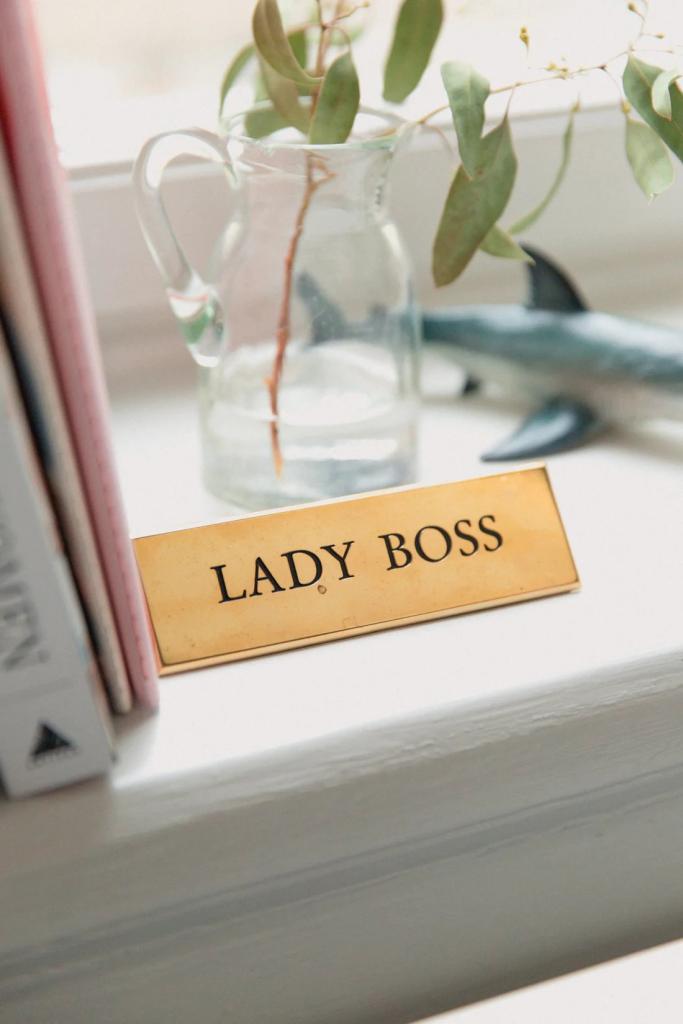 https://unsplash.com/photos/lady-boss-V0vccmEP02g?utm_content=creditShareLink&utm_medium=referral&utm_source=unsplash