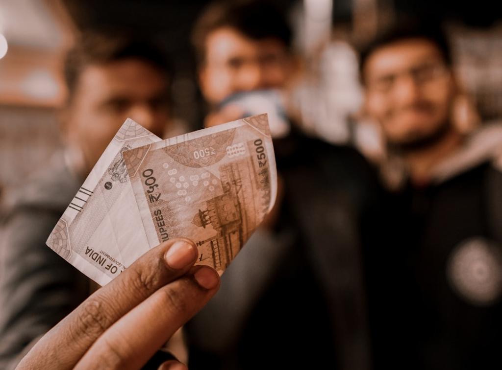 https://unsplash.com/photos/person-holding-10-euro-bill-OwOtokcHv90?utm_content=creditShareLink&utm_medium=referral&utm_source=unsplash