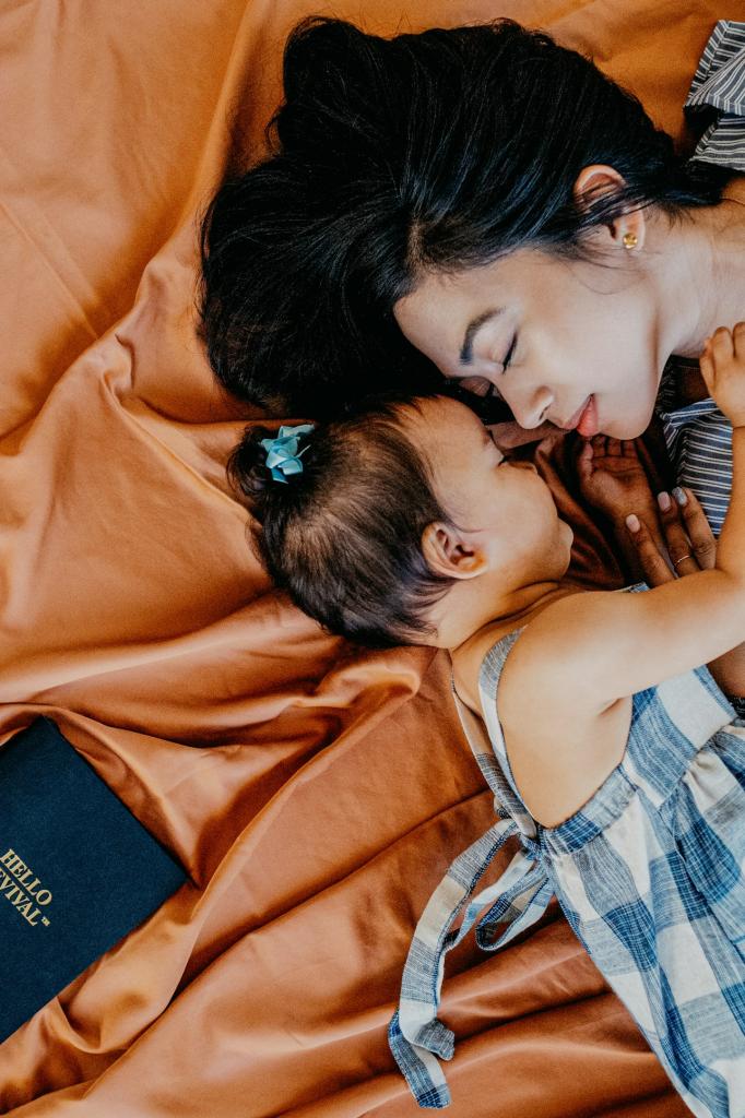 https://unsplash.com/photos/sleeping-woman-and-toddler-8YuEpsRf0qQ?utm_content=creditShareLink&utm_medium=referral&utm_source=unsplash