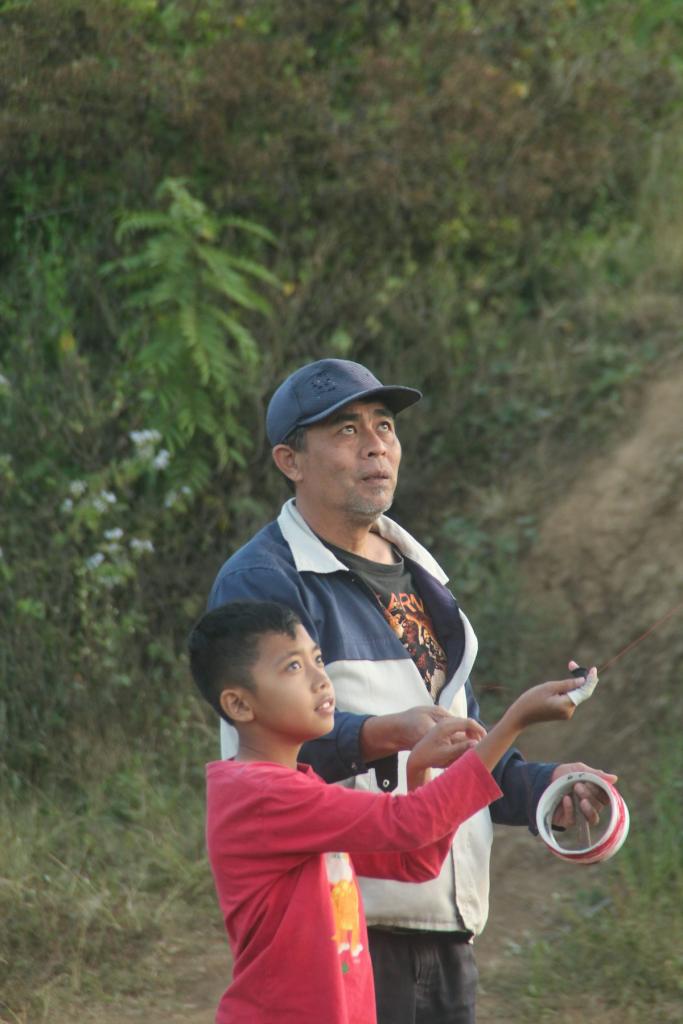 https://unsplash.com/photos/a-man-and-a-boy-are-playing-with-a-frisbee-DGzlw95hkLs?utm_content=creditShareLink&utm_medium=referral&utm_source=unsplash
