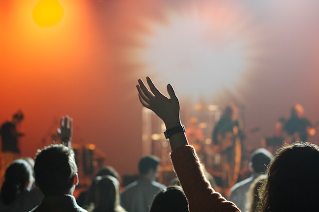 https://unsplash.com/photos/shallow-focus-photography-of-hand-and-people-RAZQiZOX3mU?utm_content=creditShareLink&utm_medium=referral&utm_source=unsplash