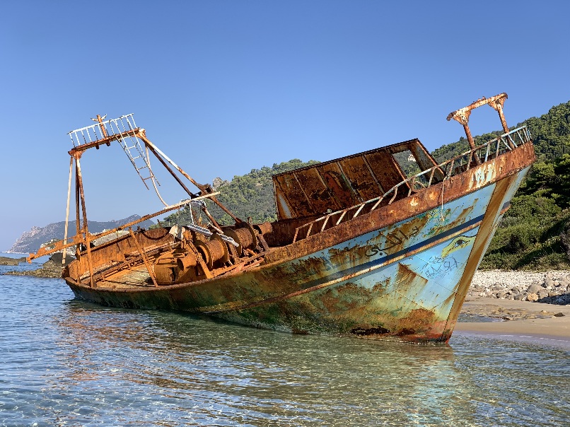https://www.freepik.com/free-photo/boat-beach-daytime_20828914.htm#fromView=image_search_similar&page=1&position=5&uuid=464b108b-4a6e-4d79-937e-51c6f53e5190&query=ship+being+salvaged+from+the+sea
