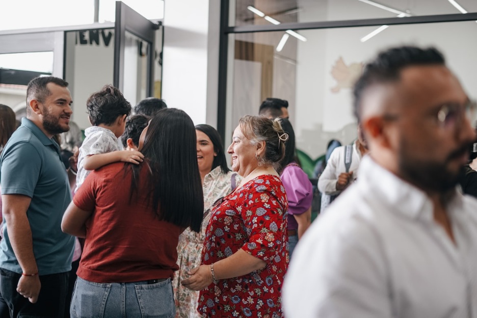 https://unsplash.com/photos/a-group-of-people-standing-around-each-other-QO7yanWbYsc?utm_source=unsplash&utm_medium=referral&utm_content=creditShareLink