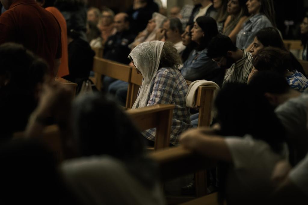 https://unsplash.com/photos/people-sitting-in-pews-at-a-religious-service-Lo0DAuBdMcI?utm_source=unsplash&utm_medium=referral&utm_content=creditShareLink