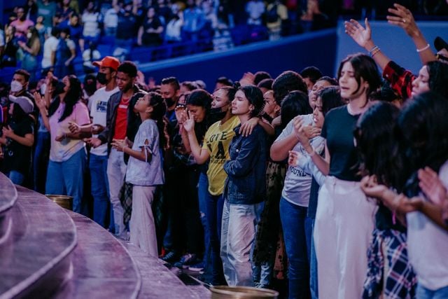 https://www.pexels.com/photo/crowd-of-people-praying-13908967/