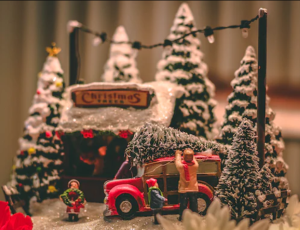 Clay figurines depicted purchasing a christmas tree