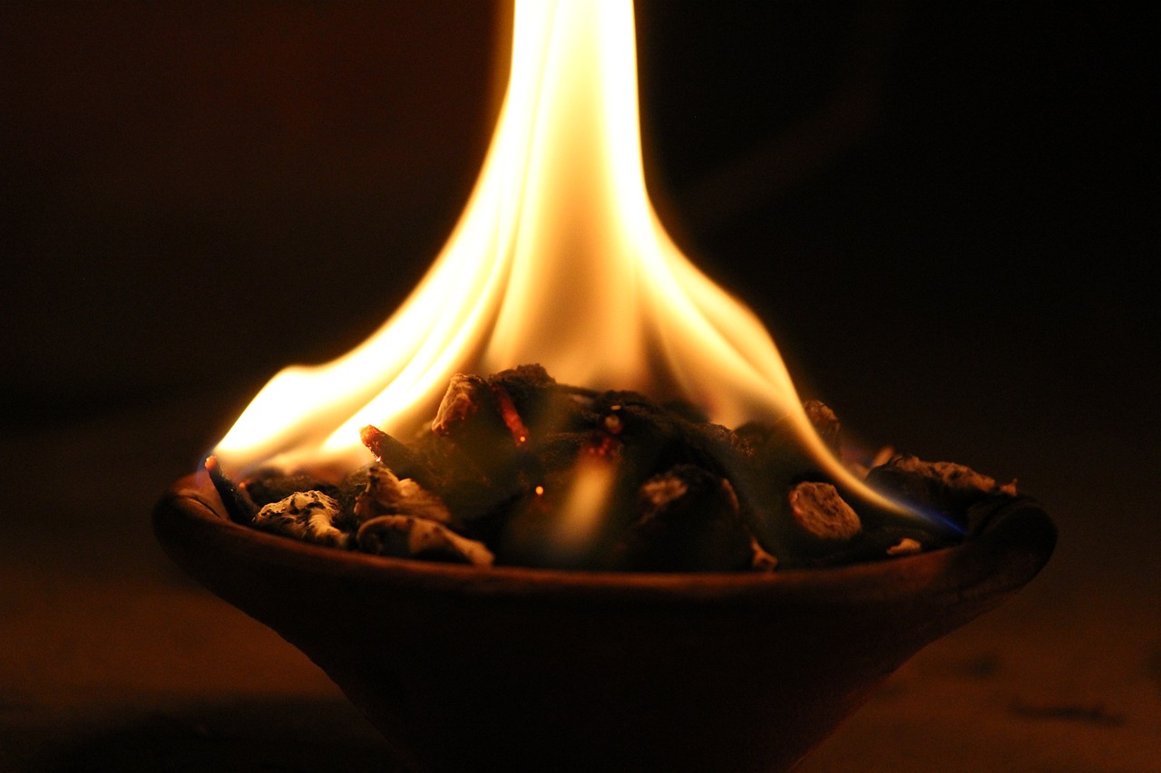 Diya lamp used in Hindu prayers. A strong upward flame.