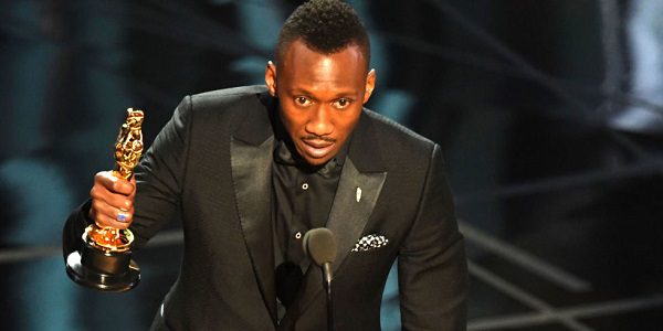 Mahershala Ali accepting his best supporting actor award at the 2017 Oscars. Image source: Twitter.