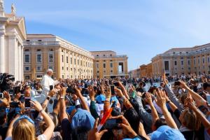 Pope Francis before a crowd