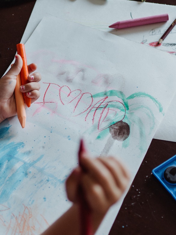 a homemade letter colored to say, "I heart dad"