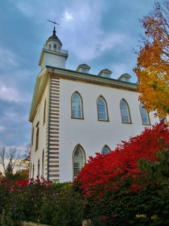 First LDS temple mit Blumen