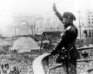 Il Duce with a crowd