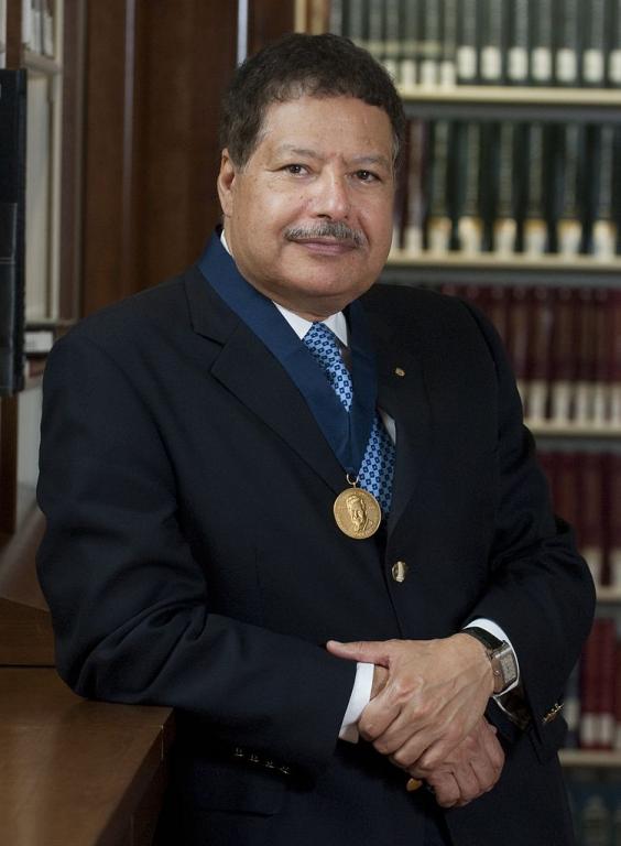 Ahmed Zewail, wearing the Othmer Gold Medal