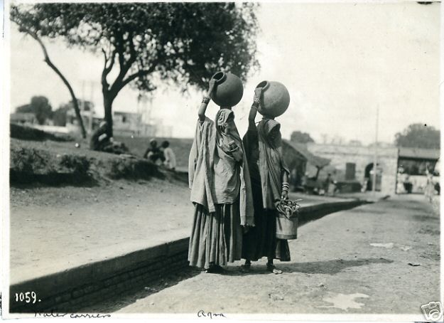 Women with water pots in 1912 India