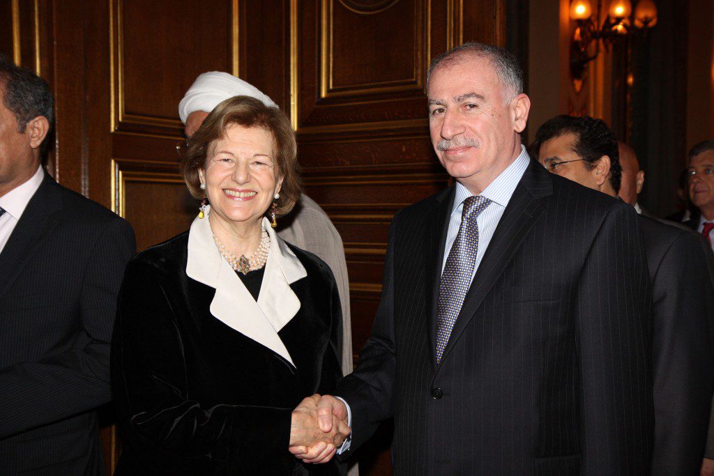 Baroness Nicholson and an Iraqi official