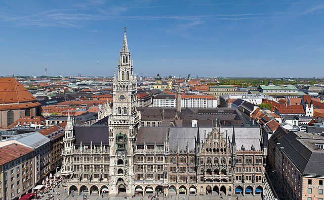 Das Neue Rathaus in München (the New City Hall of Munich) Wikimedia Commons public domain photograph