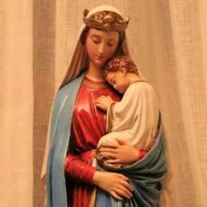 Statue of Mary holding Jesus