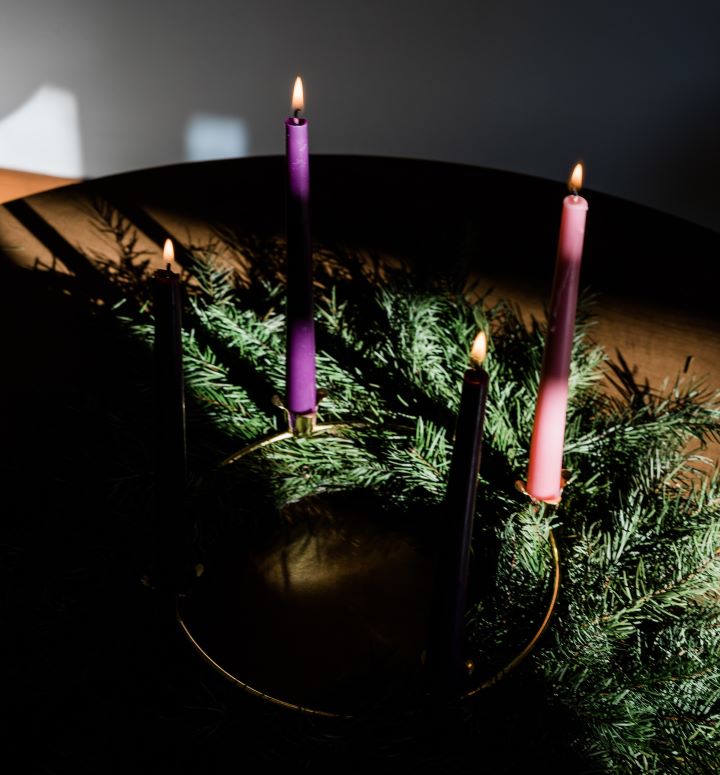 An Advent Wreath with four candles lit for the fourth Sunday of Advent