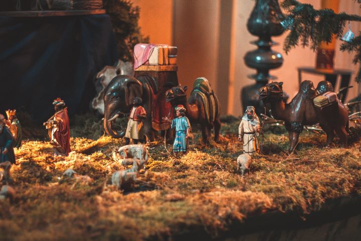 The wise men arrive.