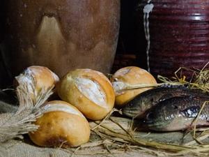 5 loaves and 2 fish/image courtesy of pixabay