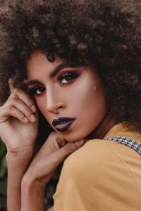 Dark lip afro woman