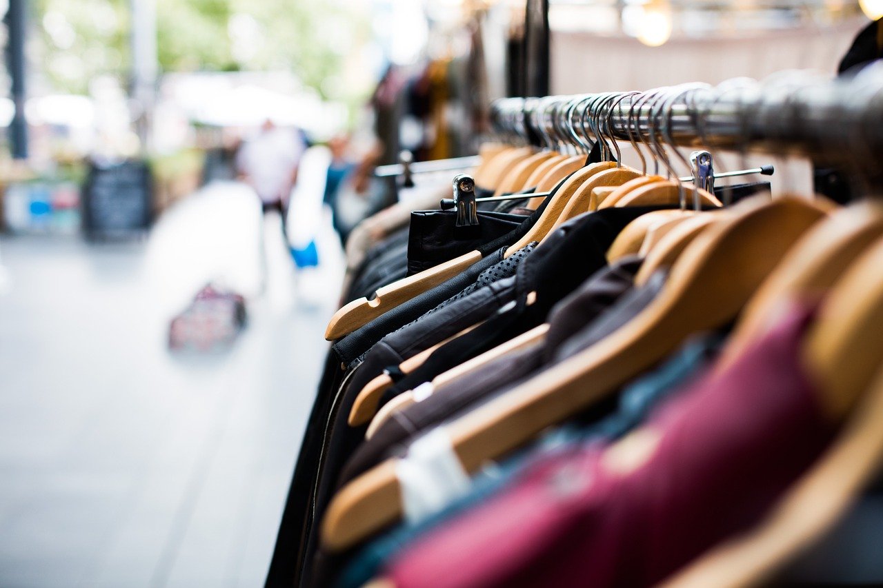 Rack of clothing on hangers 