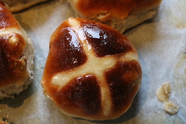 Close up picture of a bun with cross on its top