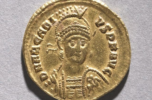 Golden Roman coin bearing the face of Emperor h-Honorius