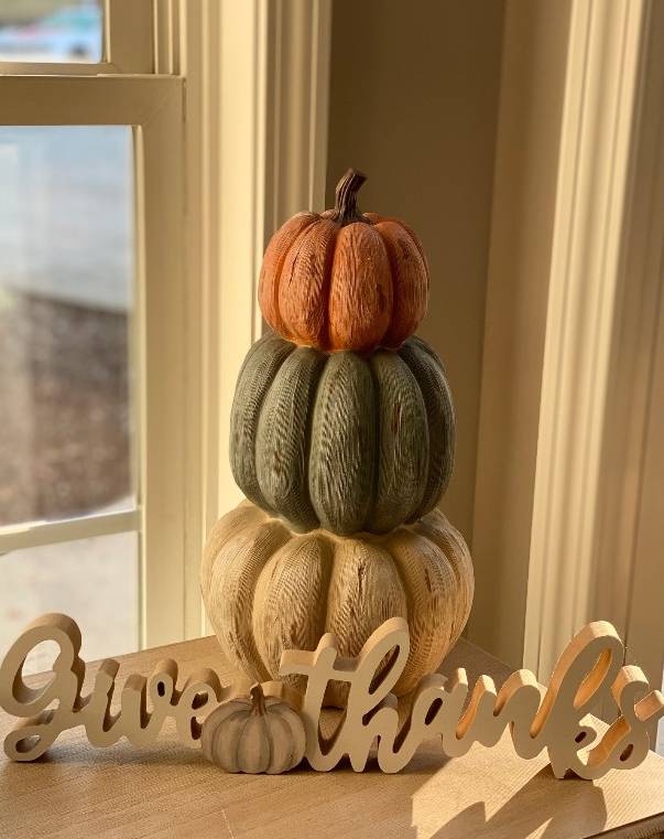 Pumpkins with sign that says Give Thanks