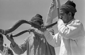 Photo | Moroccan Jews celebrating the Mimouna festival, 1988 | courtesy of IPPA Photographer, Wikimedia Creative Commons